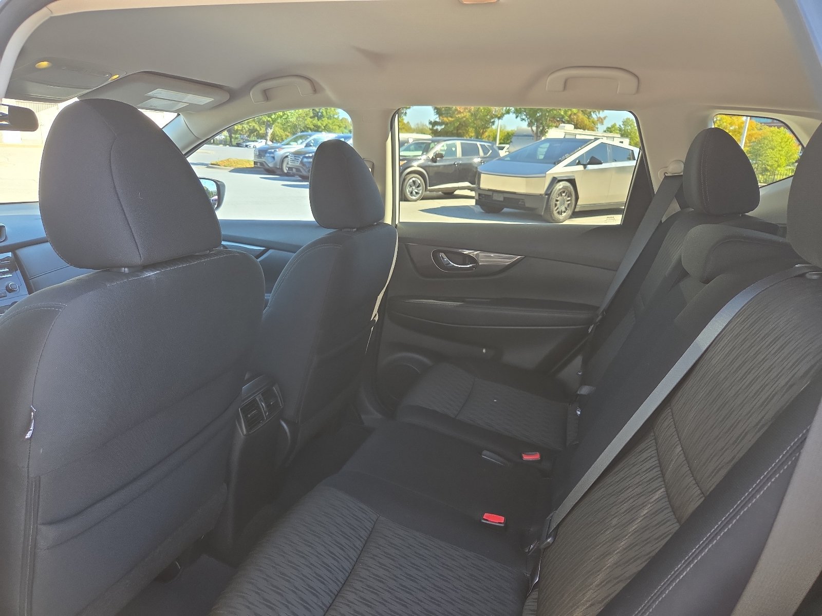Used 2017 Nissan Rogue S w/ Appearance Package FWD image 9