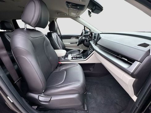 Used 2023 Kia Carnival LX image 36