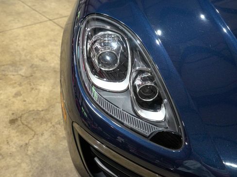 Used 2018 Porsche Macan AWD/4WD image 34