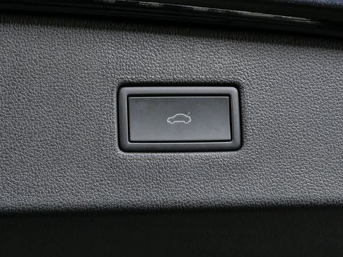 Certified 2024 Volkswagen Tiguan SE FWD image 33