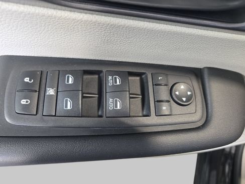 Used 2024 Chrysler Pacifica Touring-L FWD image 31