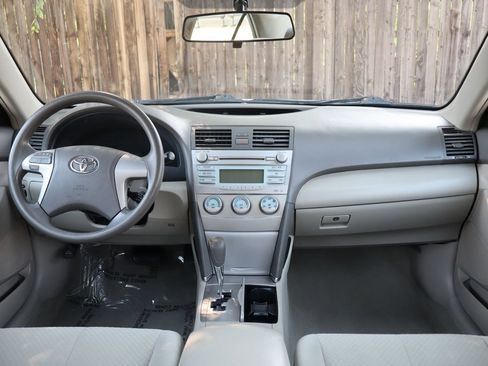 Used 2009 Toyota Camry LE FWD image 16