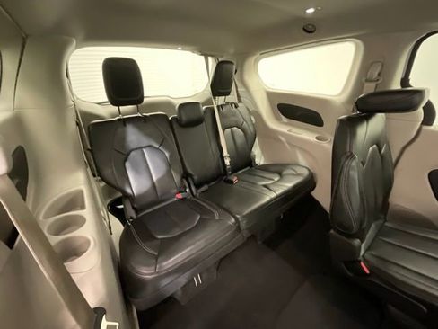 Used 2023 Chrysler Pacifica Touring-L FWD image 25