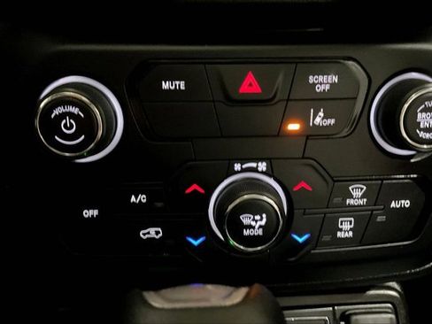 Used 2022 Jeep Renegade Latitude w/ Sun/Sound Group image 32