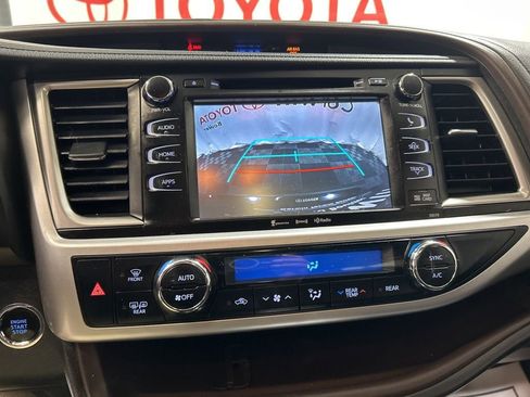 Used 2017 Toyota Highlander XLE image 28