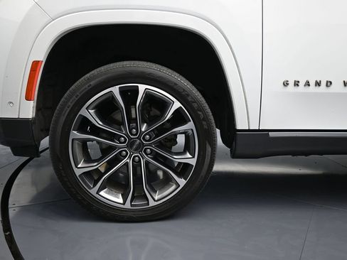 Used 2022 Jeep Grand Wagoneer Series III w/ Rear Seat Video Group 1 image 11