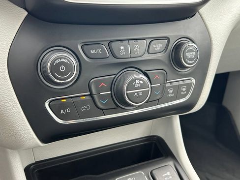 Used 2019 Jeep Cherokee Limited AWD/4WD image 25