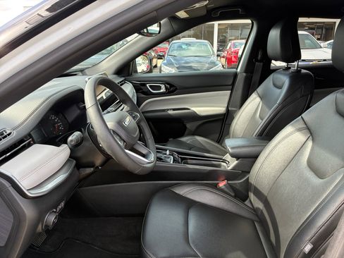 Used 2025 Jeep Compass Limited image 23