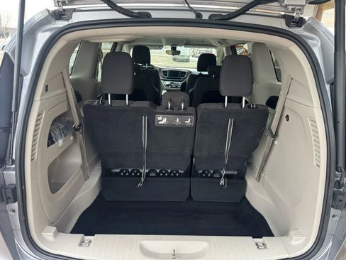 Used 2018 Chrysler Pacifica Touring Plus FWD image 17