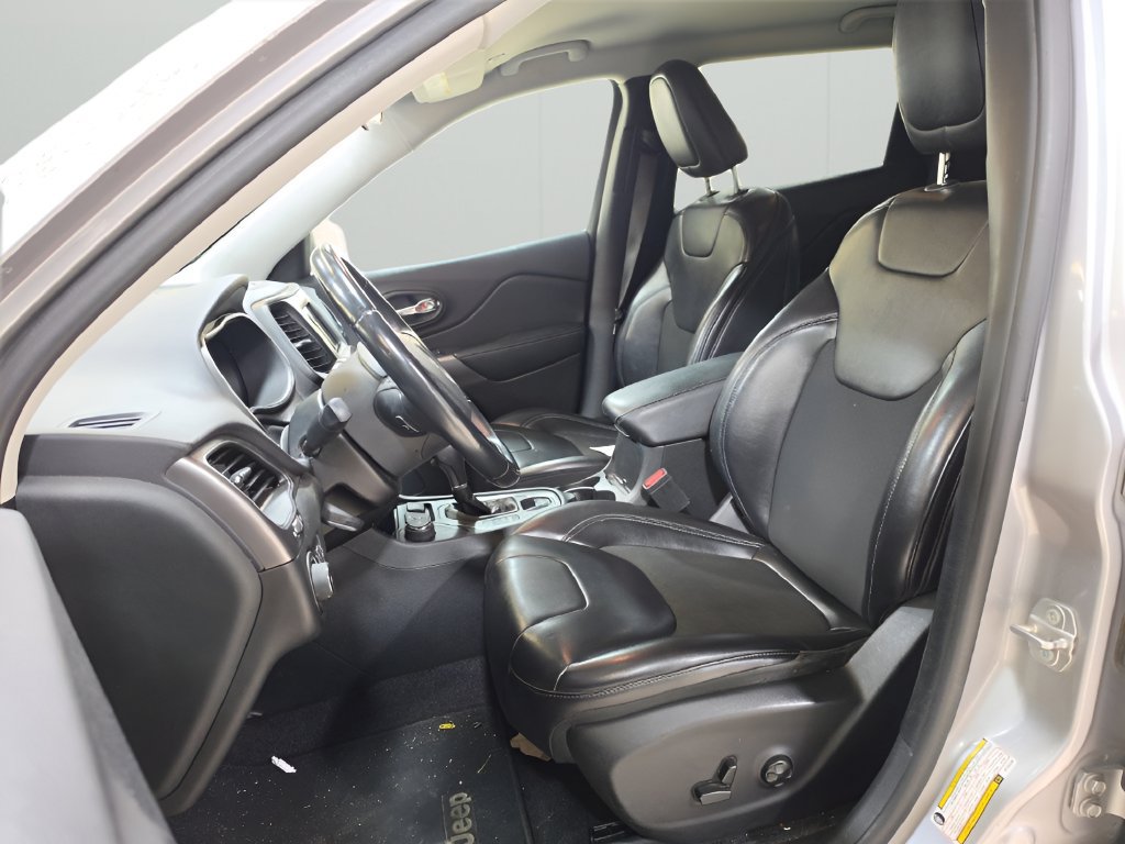Used 2019 Jeep Cherokee Latitude Plus AWD/4WD image 11
