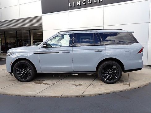 New 2025 Lincoln Navigator Reserve w/ Jet Appearance Package image 2