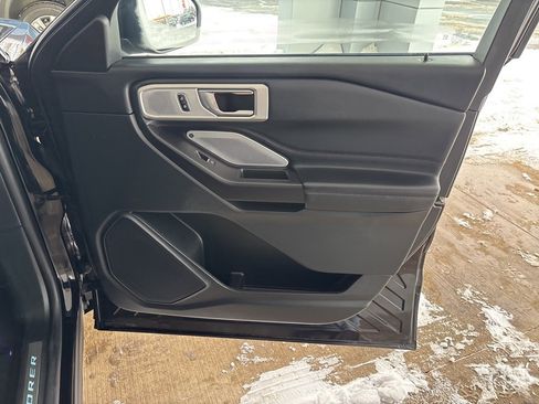 Used 2020 Ford Explorer Platinum w/ Premium Technology Package image 31