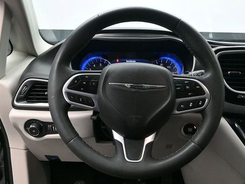 Used 2023 Chrysler Pacifica Touring-L image 18