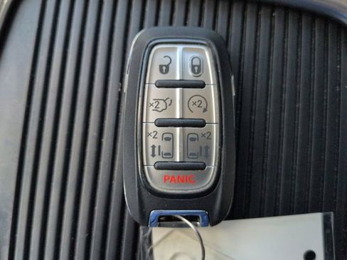Used 2024 Chrysler Pacifica Limited FWD image 35