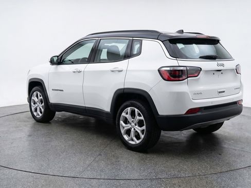 Used 2025 Jeep Compass Latitude AWD/4WD image 6