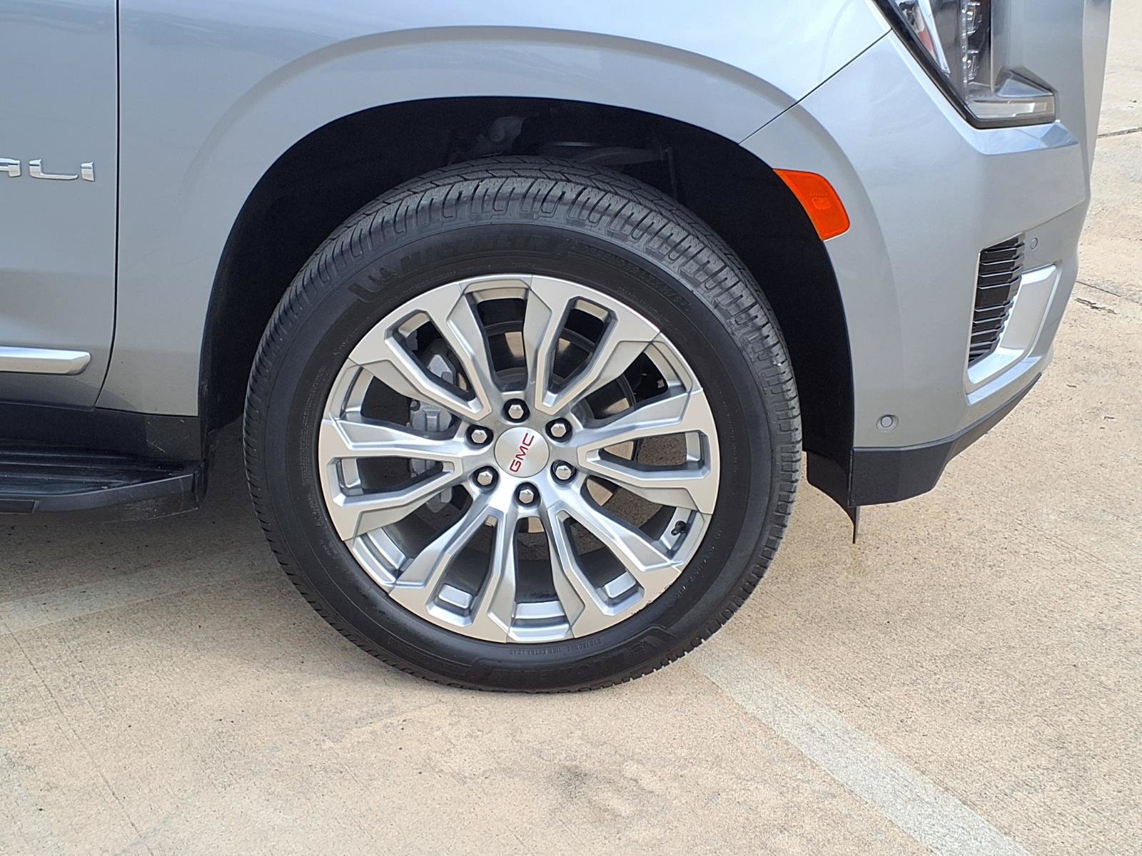 Used 2024 GMC Yukon Denali w/ Advanced Technology Package AWD/4WD image 9