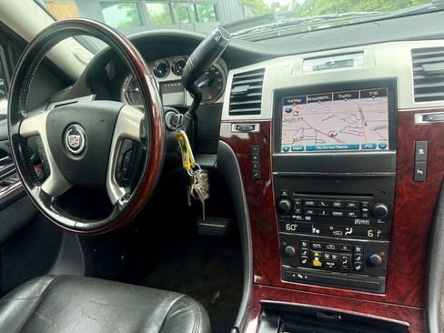 Used 2011 Cadillac Escalade ESV Luxury image 40