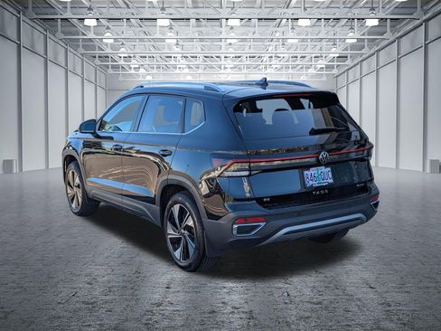 Used 2025 Volkswagen Taos SE w/ Panoramic Sunroof Package AWD/4WD image 3