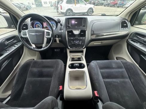 Used 2014 Chrysler Town & Country Touring FWD image 11
