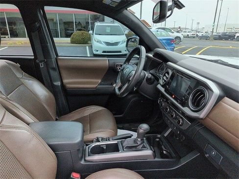 Used 2017 Toyota Tacoma Limited image 9