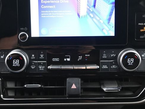 Used 2023 Toyota Highlander XLE AWD/4WD image 22