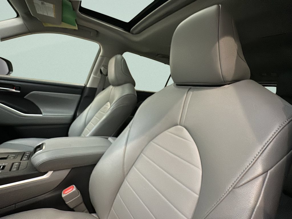 Used 2022 Toyota Highlander XLE AWD/4WD image 11