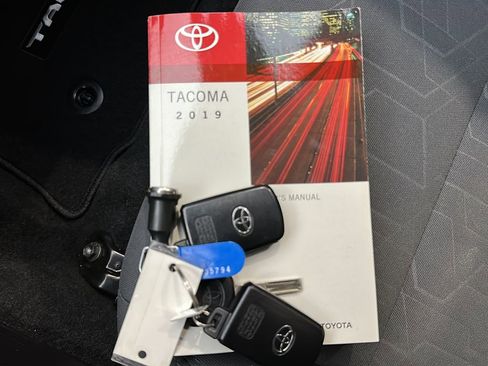 Used 2019 Toyota Tacoma TRD Off-Road w/ Technology Package AWD/4WD image 32