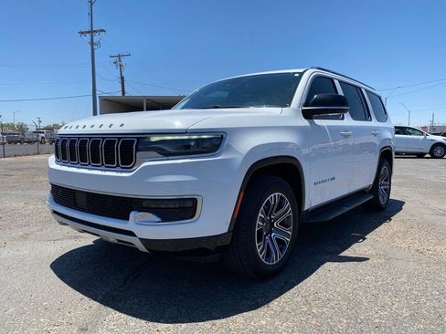 Used 2024 Jeep Wagoneer Series II w/ Flexible Seating Group RWD image 2