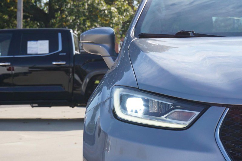 Used 2021 Chrysler Pacifica Touring-L FWD image 9