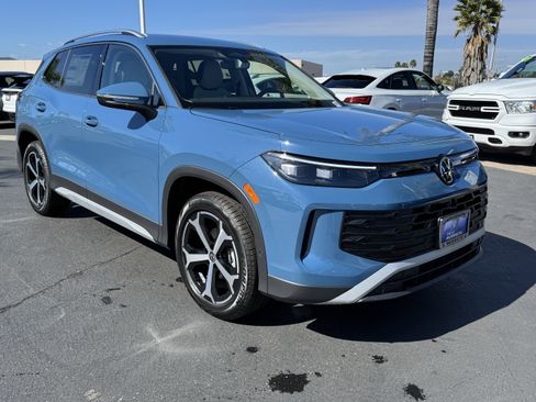 New 2025 Volkswagen Tiguan SE image 2