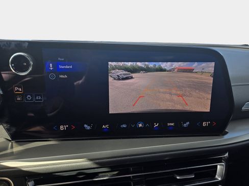 Used 2025 Chevrolet Traverse LT image 18