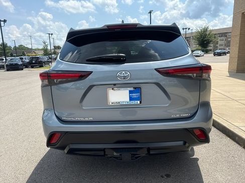 Used 2024 Toyota Highlander XLE AWD/4WD image 3