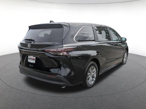 Used 2026 Toyota Sienna LE FWD image 6