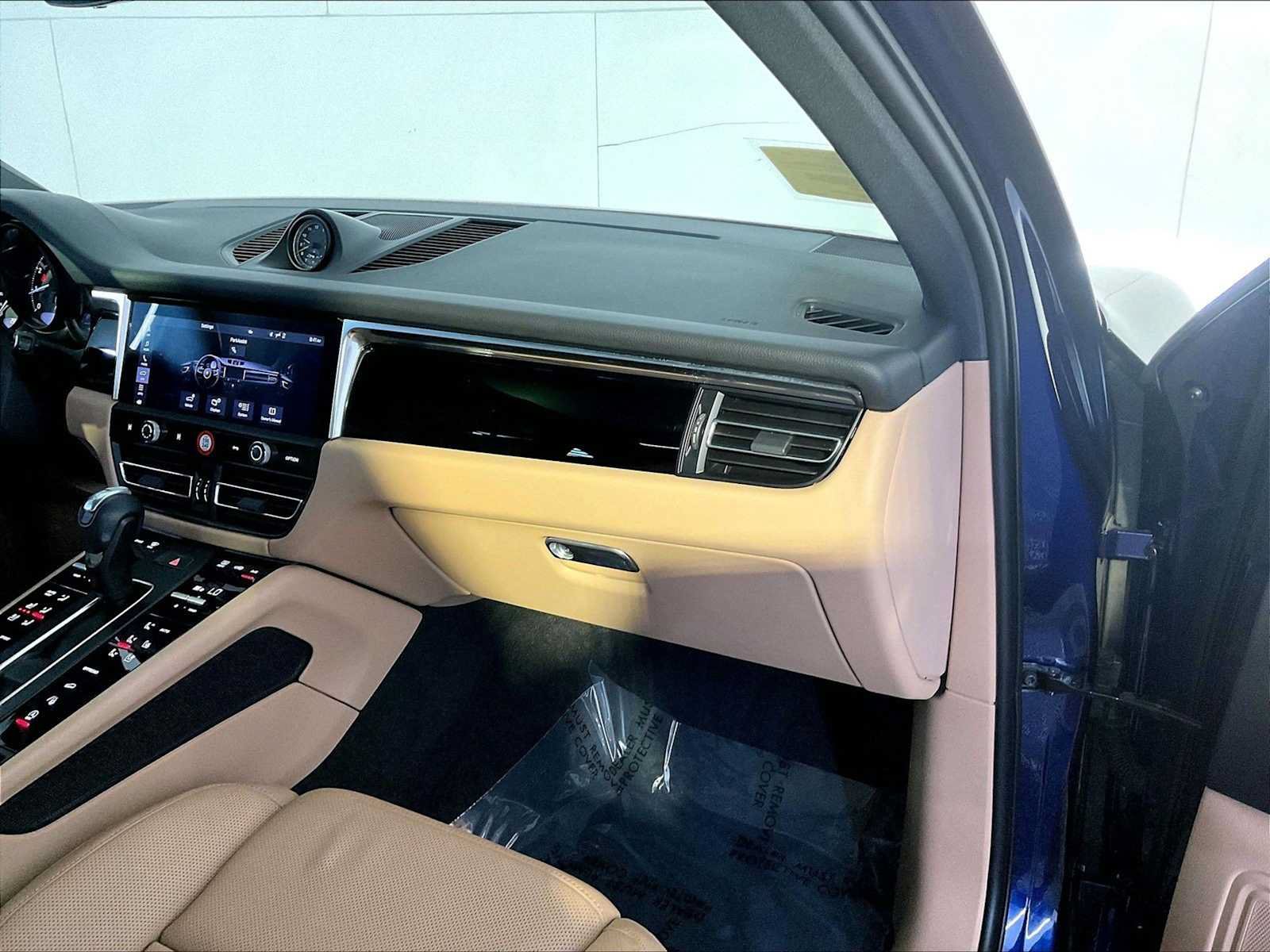 Certified 2023 Porsche Macan AWD/4WD image 22