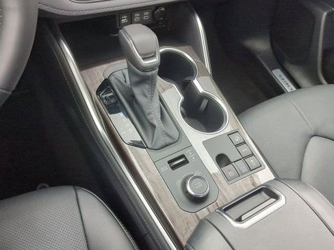 Used 2024 Toyota Highlander Limited image 15