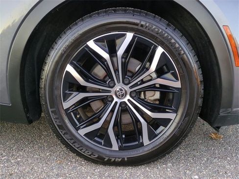 Used 2023 Toyota Crown XLE image 11