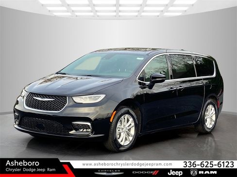 New 2026 Chrysler Pacifica Select image 1