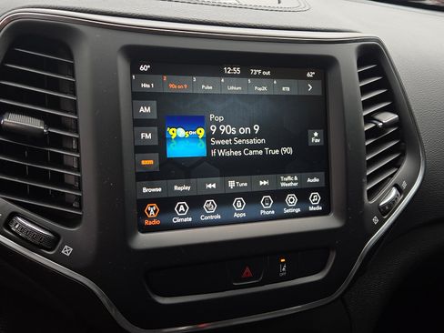 Used 2022 Jeep Cherokee Latitude Lux w/ Mopar Interior Package AWD/4WD image 16