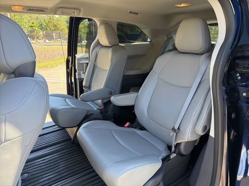 Used 2023 Toyota Sienna XLE AWD/4WD image 19
