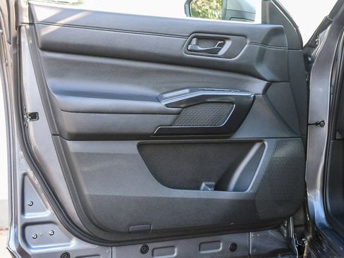 Used 2024 Nissan Pathfinder SV image 19