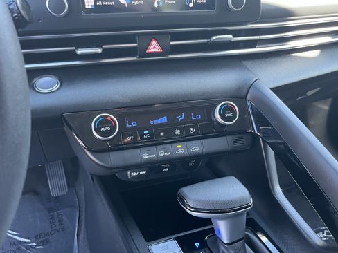 Certified 2025 Hyundai Elantra Hybrid FWD image 22