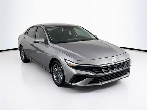 Used 2025 Hyundai Elantra Hybrid FWD image 7
