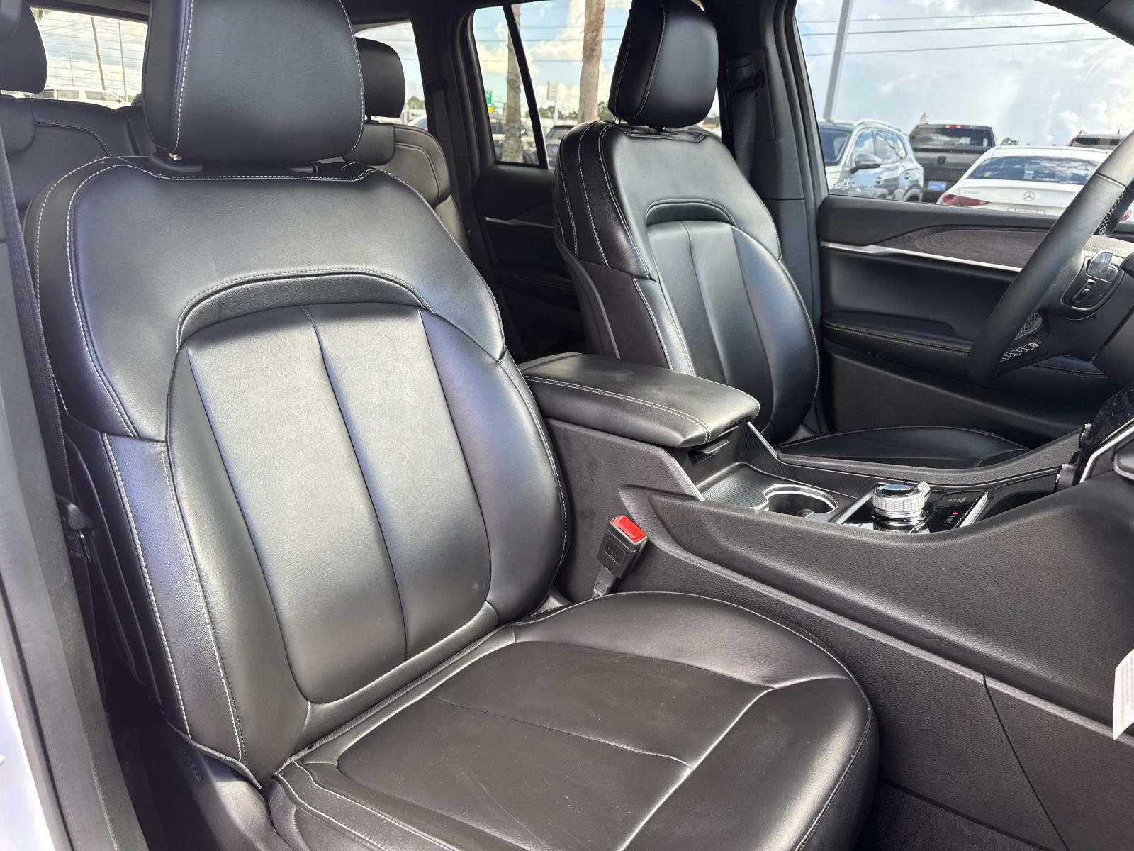 Used 2024 Jeep Grand Cherokee Limited w/ Black Appearance Package AWD/4WD image 12