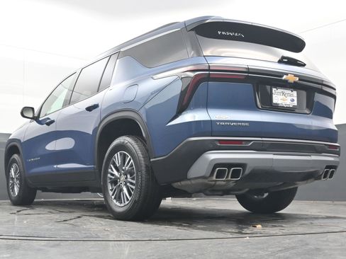 Used 2025 Chevrolet Traverse LT image 29