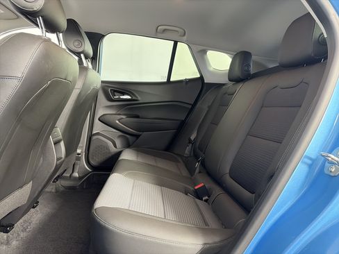 Used 2025 Chevrolet Trax LT w/ LT Convenience Package FWD image 7