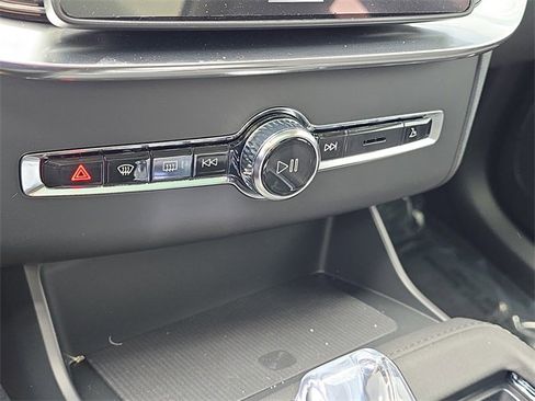 New 2026 Volvo XC90 B6 Plus w/ Protection Package Premier image 16