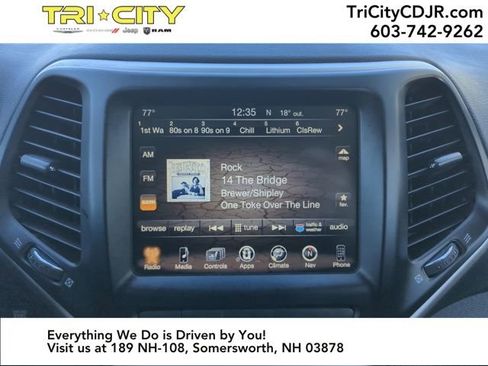 Used 2018 Jeep Cherokee Trailhawk w/ Cold Weather Group image 21