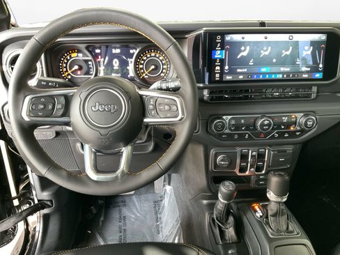 Used 2025 Jeep Wrangler Unlimited Sahara w/ Safety Group AWD/4WD image 10