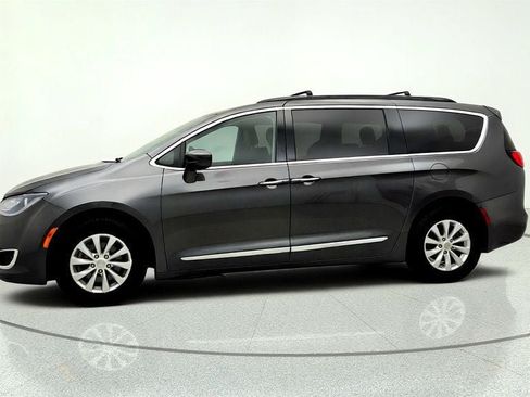 Used 2017 Chrysler Pacifica Touring-L FWD image 8