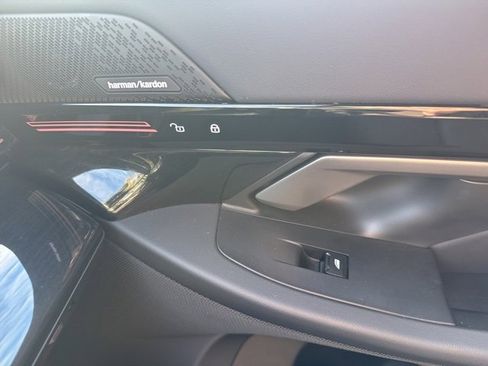 Used 2025 BMW 530i xDrive w/ Premium Package image 21